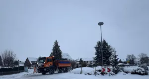 Ständige Räumungsarbeiten und trotzdem zugeschneite Straßen. Foto: Grösch
