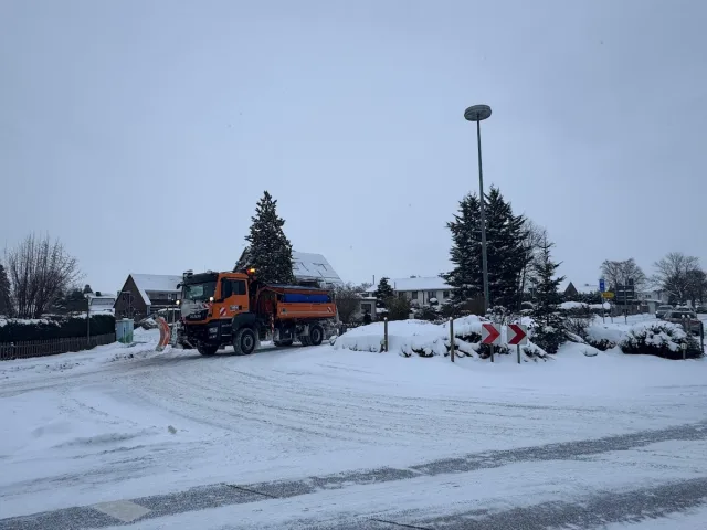 Räumdienst Ständige Räumungsarbeiten und trotzdem zugeschneite Straßen. Foto: Grösch