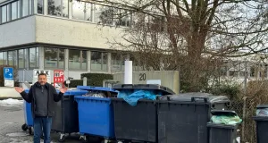 Ralf Petrich aus Meckelfeld steht vor insgesamt mehr als drei Kubikmetern Müll. Foto: Hamann