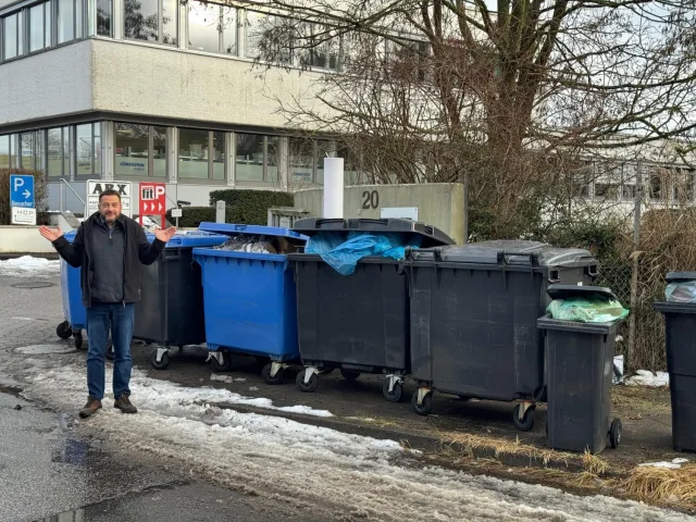 Ralf Petrich Ralf Petrich aus Meckelfeld steht vor insgesamt mehr als drei Kubikmetern Müll. Foto: Hamann