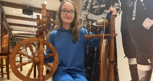 Mitorganisatorin Sophia Meyn mit Spinnrädern des Museums. Foto: Lepper