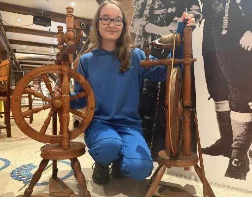 Mitorganisatorin Sophia Meyn mit Spinnrädern des Museums. Foto: Lepper