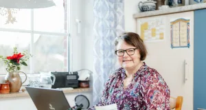 Armgard Kaestner spricht die 500. Nachrichten-CD für Menschen mit Sehbeeinträchtigung ein. Foto: DRK-Kreisverband Harburg-Land e.V., Antje Wulf