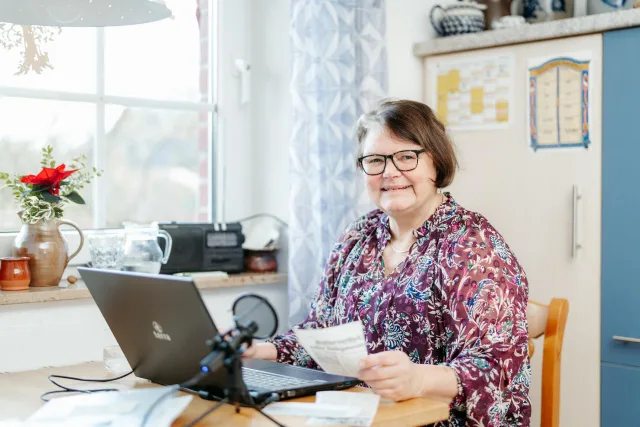 Armgard Kaestner spricht die 500. Nachrichten-CD für Menschen mit Sehbeeinträchtigung ein. Foto: DRK-Kreisverband Harburg-Land e.V., Antje Wulf