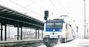 Metronom fährt durch den Schnee. Foto: Florian Danker