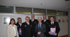 Moderne Dienstgrade für eine moderne Feuerwehr - Landrat Rainer Rempe übergibt Urkunden an Führungsmannschaft der Kreisfeuerwehr Landkreis Harburg. Von links: Kreisrätin Annerose Tiedt, Torsten Lorenzen, Jörn Petersen, Sven Wolkau, Rainer Rempe, André Emme und Jan Elvers. Foto: Landkreis Harburg