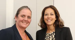 Kreisrätin Ana Cristin Bröcking (rechts) freut sich, dass Sarah Kallis die Abteilung Jugend und Familie leitet. Foto: Landkreis Harburg