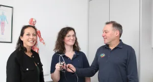 Kreisrätin Ana Cristina Bröcking (links) freut sich, dass Julia Brinkmann als Nachfolgerin von Dr. Markus Jaeger-Rosiny als Hausärztin in Winsen tätig ist. Foto: Landkreis Harburg