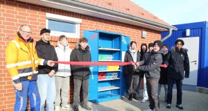 Der neue Tauschschrank für Werkzeuge auf der Entsorgungsanlage in Drage ist eingeweiht. Foto: Landkreis Harburg