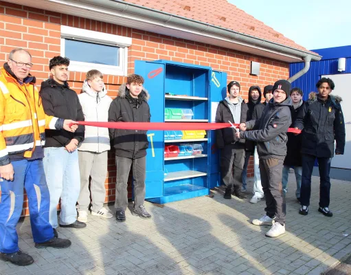 Der neue Tauschschrank für Werkzeuge auf der Entsorgungsanlage in Drage ist eingeweiht. Foto: Landkreis Harburg