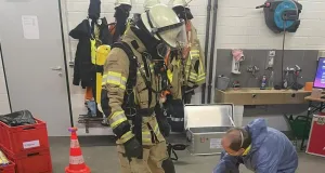 Die Ashausener Feuerwehrleute übten das richtige Ablegen der Einsatzkleidung und die Dekontamination. Foto: Feuerwehr Ashausen