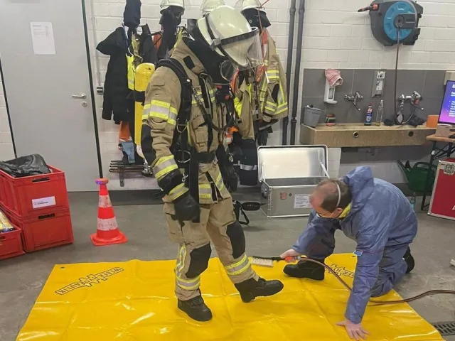 Die Ashausener Feuerwehrleute übten das richtige Ablegen der Einsatzkleidung und die Dekontamination. Foto: Feuerwehr Ashausen