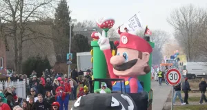 Rund 20 Festwagen und Fußgruppen sowie Gastwagen aus vier Nachbargemeinden nehmen am Umzug teil. Foto: Ralf Koenecke
