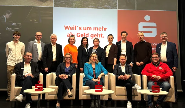 Aschluss-Gruppenfoto In drei Talkrunden gewährten Vertreter verschiedener Organisationen Einblicke in ihre ehrenamtliche Arbeit. Foto: Sparkasse Harburg-Buxtehude.