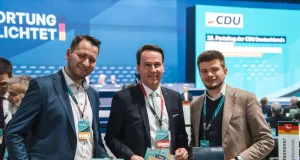 Kreismitgliederbeauftragter Markus Warnke (v.l.), Kreisvorsitzender André Bock und stellvertretender Kreisvorsitzender Jonas Becker in Stuttgart. Foto: Niklas Hintze