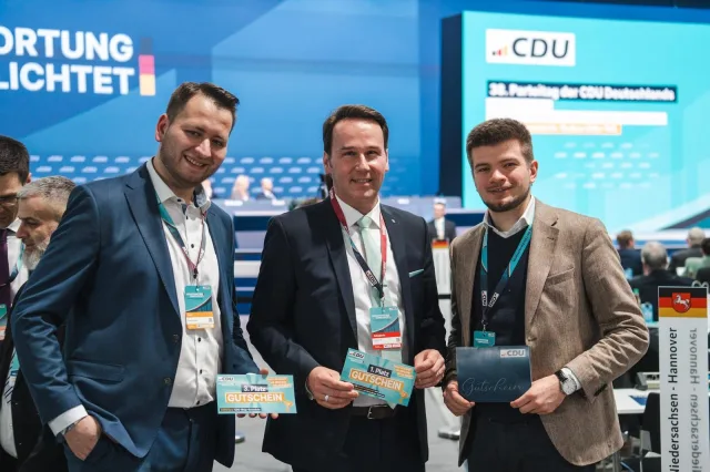 Kreismitgliederbeauftragter Markus Warnke (v.l.), Kreisvorsitzender André Bock und stellvertretender Kreisvorsitzender Jonas Becker in Stuttgart. Foto: Niklas Hintze