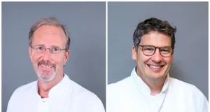 Dr. Johannes Klemm, Chefarzt für Gynäkologie und Geburtshilfe (links), und Dr. Kilian Rödder, Facharzt für Urologie (rechts), informieren beim GesundheitsGespräch am 12. Februar 2026 in der Cafeteria des Krankenhauses in Winsen zum Thema: „Harninkontinenz: Kontinenzstärkende Therapie in Gynäkologie und Urologie“. Foto: Krankenhäuser Buchholz-Winsen