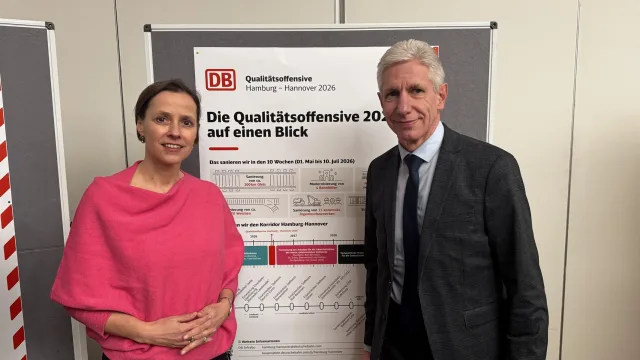 Dr. Cornell Babendererde und Rainer Rempe fordern eine klare Perspektive für den Bahnausbau im Landkreis Harburg. Foto: Niklas Hintze