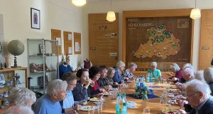 Ein gemeinsames Essen in der Heimatstube der Schloßberger 2025. Foto: Museum im Marstall