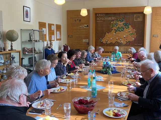 Ein gemeinsames Essen in der Heimatstube der Schloßberger 2025. Foto: Museum im Marstall