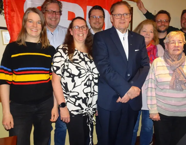 Klaus Petersen im Kreis von SPD-Gemeinderatskandidatinnen und Kandidaten. v. l. n. r. Gyde Feddersen, Andreas Hinsch, Steffi Steinbach, Marcel Knorky, Claus Petersen, Martina Köse, Henning Jensen, Dagmar Scheffczyk. Foto: SPD Stelle Klaus Petersen im Kreis von SPD-Gemeinderatskandidatinnen und Kandidaten. v. l. n. r. Gyde Feddersen, Andreas Hinsch, Steffi Steinbach, Marcel Knorky, Claus Petersen, Martina Köse, Henning Jensen, Dagmar Scheffczyk. Foto: SPD Stelle
