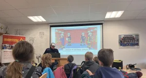 Die dritten Klassen der Grundschule Ashausen lernten bei der Feuerwehr den richtigen Umgang mit Feuer und das Verhalten im Notfall. Foto: Feuerwehr Ashausen