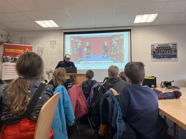 Die dritten Klassen der Grundschule Ashausen lernten bei der Feuerwehr den richtigen Umgang mit Feuer und das Verhalten im Notfall. Foto: Feuerwehr Ashausen