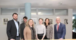 Über das Welcome Center Landkreis Harburg, die neue Anlaufstelle für internationale Fachkräfte und Unternehmen freuen sich (von links) Stefan Baumann (Abteilungsleiter Bildung – Schule, Kreisvolkshochschule und Sport), Dr. Alexander Stark (Stabsstellenleiter Kreisentwicklung/Wirtschaftsförderung/Mobilität), Ulrike Kessler, Clara Kohlstedt, Kreisrätin Ana Cristina Bröcking und Landrat Rainer Rempe. Foto: Landkreis Harburg