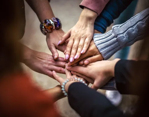 Gegen Vorurteile: Menschen als lebendige Bücher in Winsen Menschen. Foto: Symbolbild