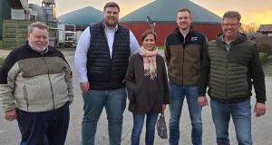 CDU-Abgeordnete Cornell Babendererde informierte sich vor Ort über die Zukunft der Biogasbranche. Von links: Peter Meyer, Jannik Stuhr, Dr. Cornell Babendererde, Luca Rehwinkel, Heiko Rehwinkel. Foto: Andrea Stenske-Becker