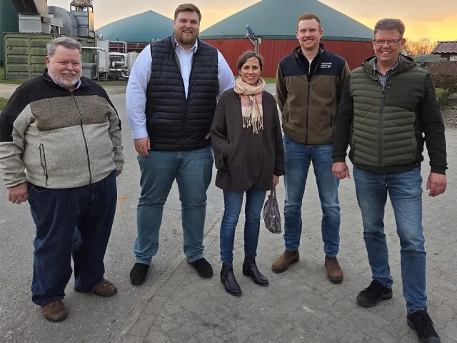 CDU-Abgeordnete Cornell Babendererde informierte sich vor Ort über die Zukunft der Biogasbranche. Von links: Peter Meyer, Jannik Stuhr, Dr. Cornell Babendererde, Luca Rehwinkel, Heiko Rehwinkel. Foto: Andrea Stenske-Becker