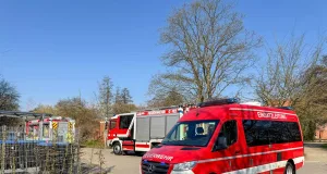 Feuerwehrleute sind am Montagmorgen zum Kreishaus in Winsen (Luhe) ausgerückt, um bei den Maßnahmen nach dem Stromausfall zu helfen. Foto: Hamann