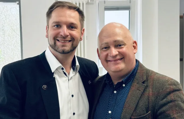 Der AfD-Landtagsabgeordnete Stephan Bothe aus Lüneburg gratuliert dem neuen Kreisvorsitzenden Robert Offermann aus Seevetal. Foto: AfD