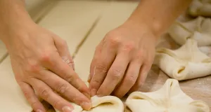 Backen lernen lohnt sich: Bäckerei-Azubis haben jetzt 50 Euro mehr im Portemonnaie. „Damit wird die Ausbildung am Backofen und Verkaufstresen in Bäckereien deutlich attraktiver“, so die Bäcker Gewerkschaft NGG Lüneburg. Foto: NGG | Tobias Seifert