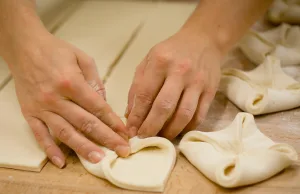 Backen lernen lohnt sich: Bäckerei-Azubis haben jetzt 50 Euro mehr im Portemonnaie. „Damit wird die Ausbildung am Backofen und Verkaufstresen in Bäckereien deutlich attraktiver“, so die Bäcker Gewerkschaft NGG Lüneburg. Foto: NGG | Tobias Seifert