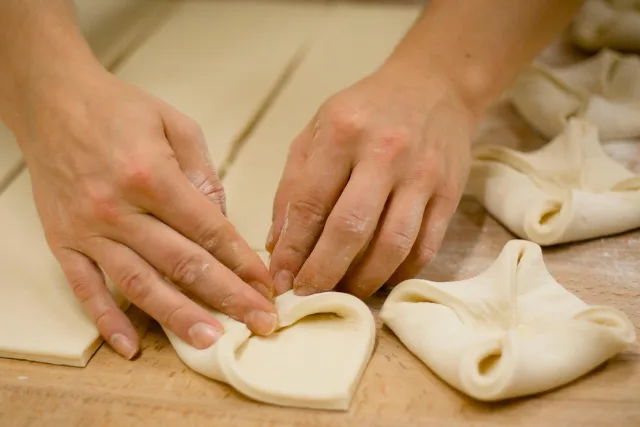 Backen lernen lohnt sich: Bäckerei-Azubis haben jetzt 50 Euro mehr im Portemonnaie. „Damit wird die Ausbildung am Backofen und Verkaufstresen in Bäckereien deutlich attraktiver“, so die Bäcker Gewerkschaft NGG Lüneburg. Foto: NGG | Tobias Seifert