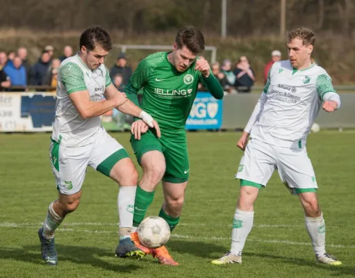 Zweikampf zwischen Borstels Lukas Kölm (in grün) und zwei Gäste-Kontrahenten. Foto: Ingo Howe