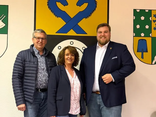 Freuen sich über das neue Fraktionsmitglied Sandra Müller (Mitte): Fraktionsvorsitzender Volkmar Persiel (li.) und Parteivorsitzender Jannik Stuhr. Foto: CDU Stelle