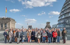 44 Bürgerinnen und Bürger aus dem Landkreis Harburg besuchten auf Einladung von Dr. Cornell Babendererde den Deutschen Bundestag in Berlin. Foto: Bundesregierung/StadtLandMensch-Fotografie