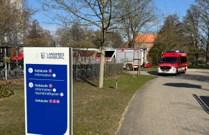 Ein technischer Defekt führte am Montag zu einem Stromausfall im Winsener Kreishaus. Die Feuerwehr rückte zur Unterstützung vor Ort an. Foto: Hamann