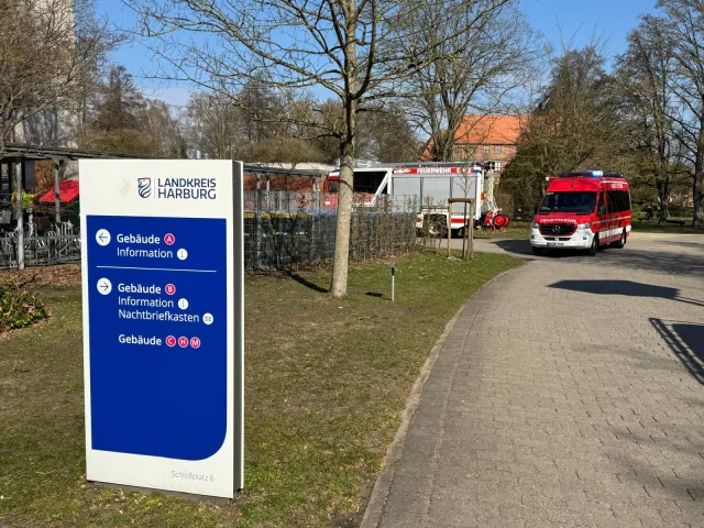 Ein technischer Defekt führte am Montag zu einem Stromausfall im Winsener Kreishaus. Die Feuerwehr rückte zur Unterstützung vor Ort an. Foto: Hamann