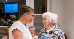Maren Sievers ehrt Dietlinde Firus. Foto: Francesco Cordeddu
