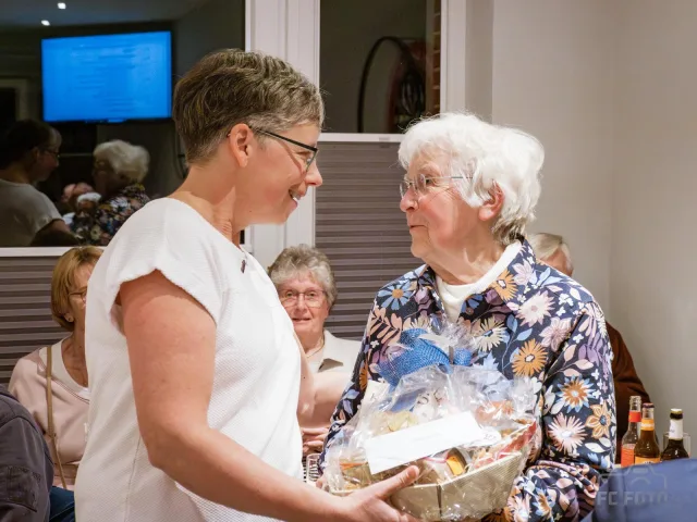 Maren Sievers ehrt Dietlinde Firus. Foto: Francesco Cordeddu
