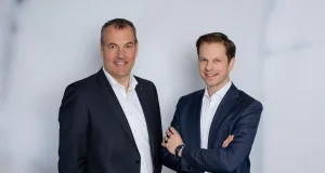 Der Vorstand der Sparkasse Harburg-Buxtehude, Andreas Sommer und Frederik Schröder, blicken auf ein solides Geschäftsjahr 2025 zurück. Foto: Sparkasse Harburg-Buxtehude