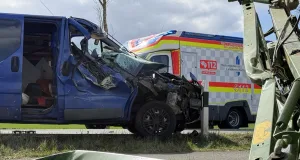 Bei dem Auffahrunfall auf der Winsener Straße zwischen Maschen und Stelle wurde der Transporterfahrer schwer verletzt. Foto: JOTO