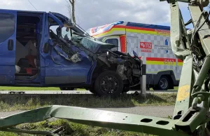Bei dem Auffahrunfall auf der Winsener Straße zwischen Maschen und Stelle wurde der Transporterfahrer schwer verletzt. Foto: JOTO