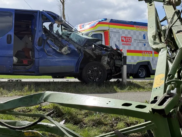 Bei dem Auffahrunfall auf der Winsener Straße zwischen Maschen und Stelle wurde der Transporterfahrer schwer verletzt. Foto: JOTO Bei dem Auffahrunfall auf der Winsener Straße zwischen Maschen und Stelle wurde der Transporterfahrer schwer verletzt. Foto: JOTO