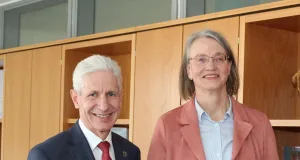 Landrat Rainer Rempe würdigt Martina Menzel für ihr Engagement und verabschiedet die Abteilungsleiterin in den Ruhestand. Foto: Landkreis Harburg