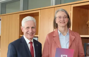 Landrat Rainer Rempe würdigt Martina Menzel für ihr Engagement und verabschiedet die Abteilungsleiterin in den Ruhestand. Foto: Landkreis Harburg