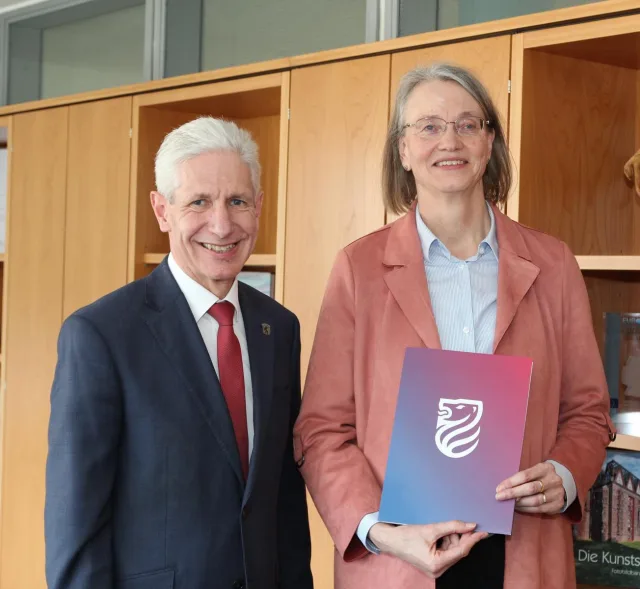 Landrat Rainer Rempe würdigt Martina Menzel für ihr Engagement und verabschiedet die Abteilungsleiterin in den Ruhestand. Foto: Landkreis Harburg
